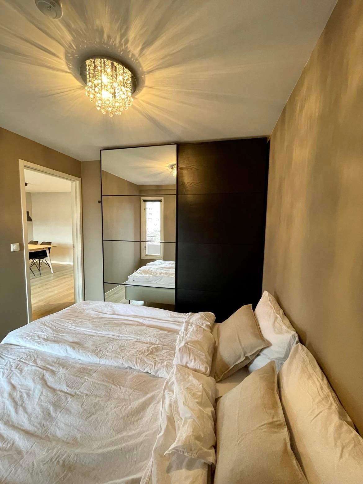 De fleste av leilighetens møbler, inkludert sengen, er helt nye og har aldri vært tatt i bruk Galleribilde