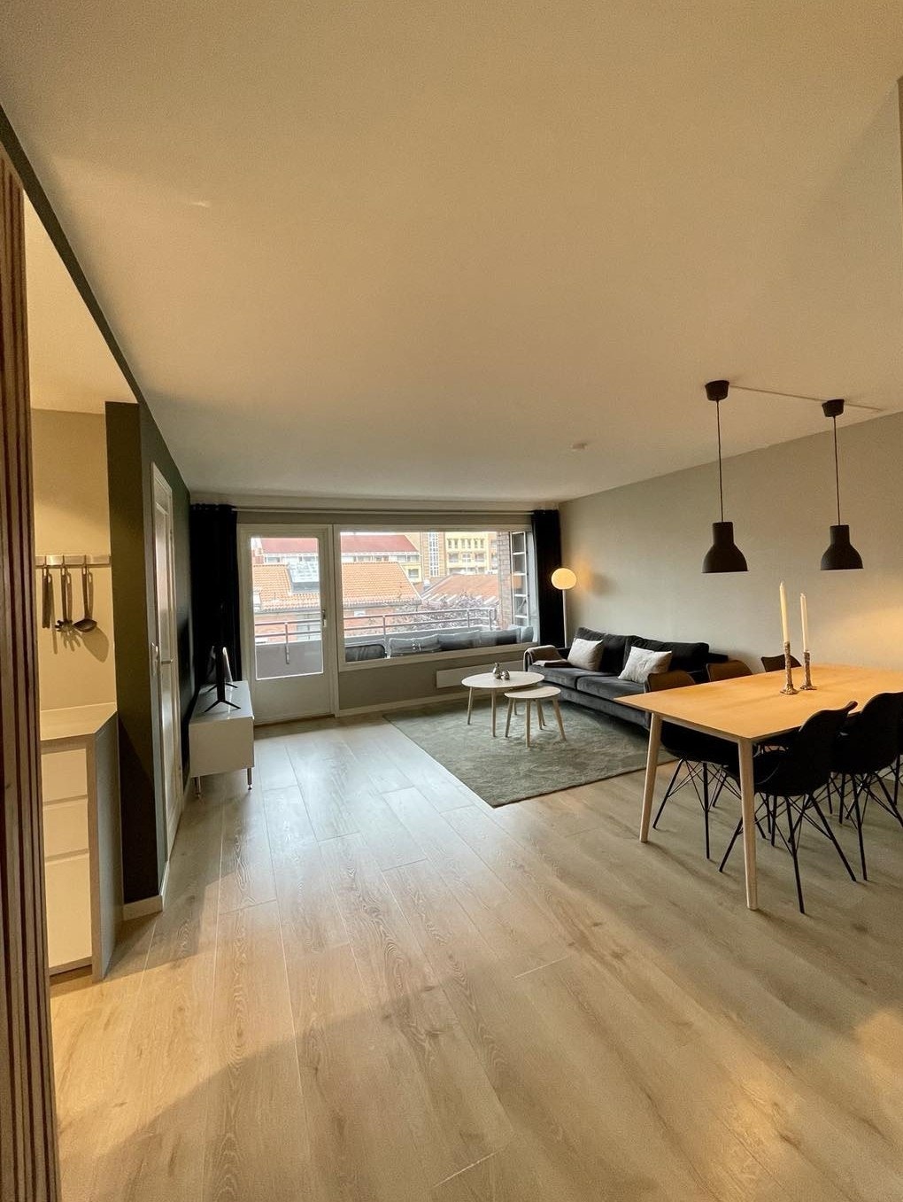 Den åpne stue-kjøkken-løsningen er svært lys og romslig. Galleribilde