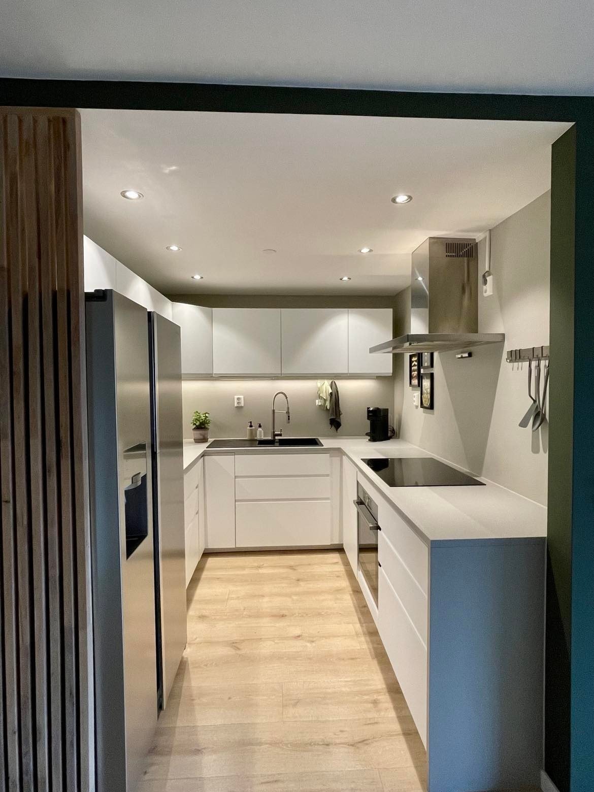 Kjøkken og hvitevarer er fra 2017. Stilren kjøkkeninnredning med slette fronter og laminert benkeplate med nedfelt komposittkum Galleribilde