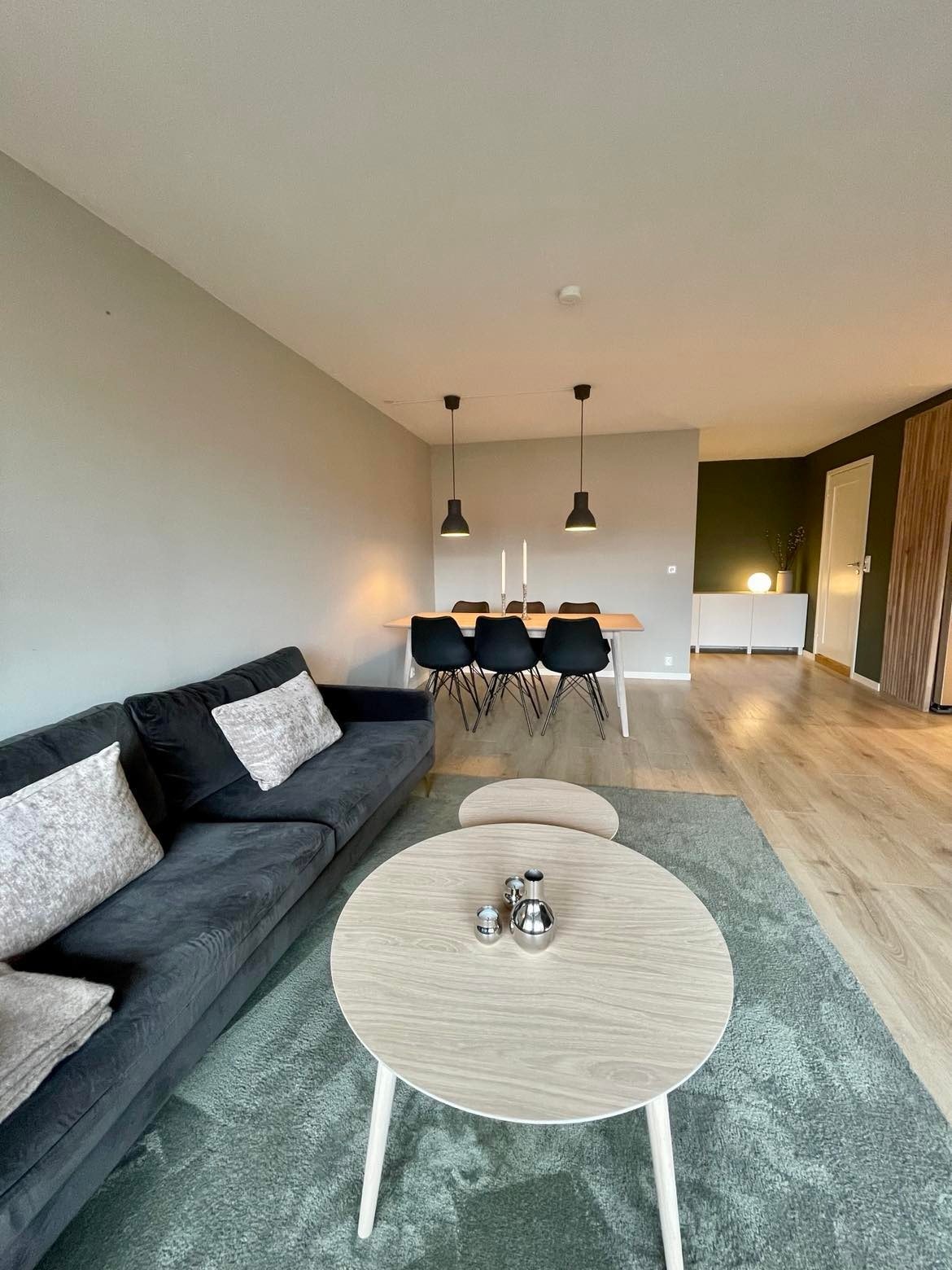 Lys og luftig stue med store vindusflater som slipper inn godt med naturlig lys. Galleribilde