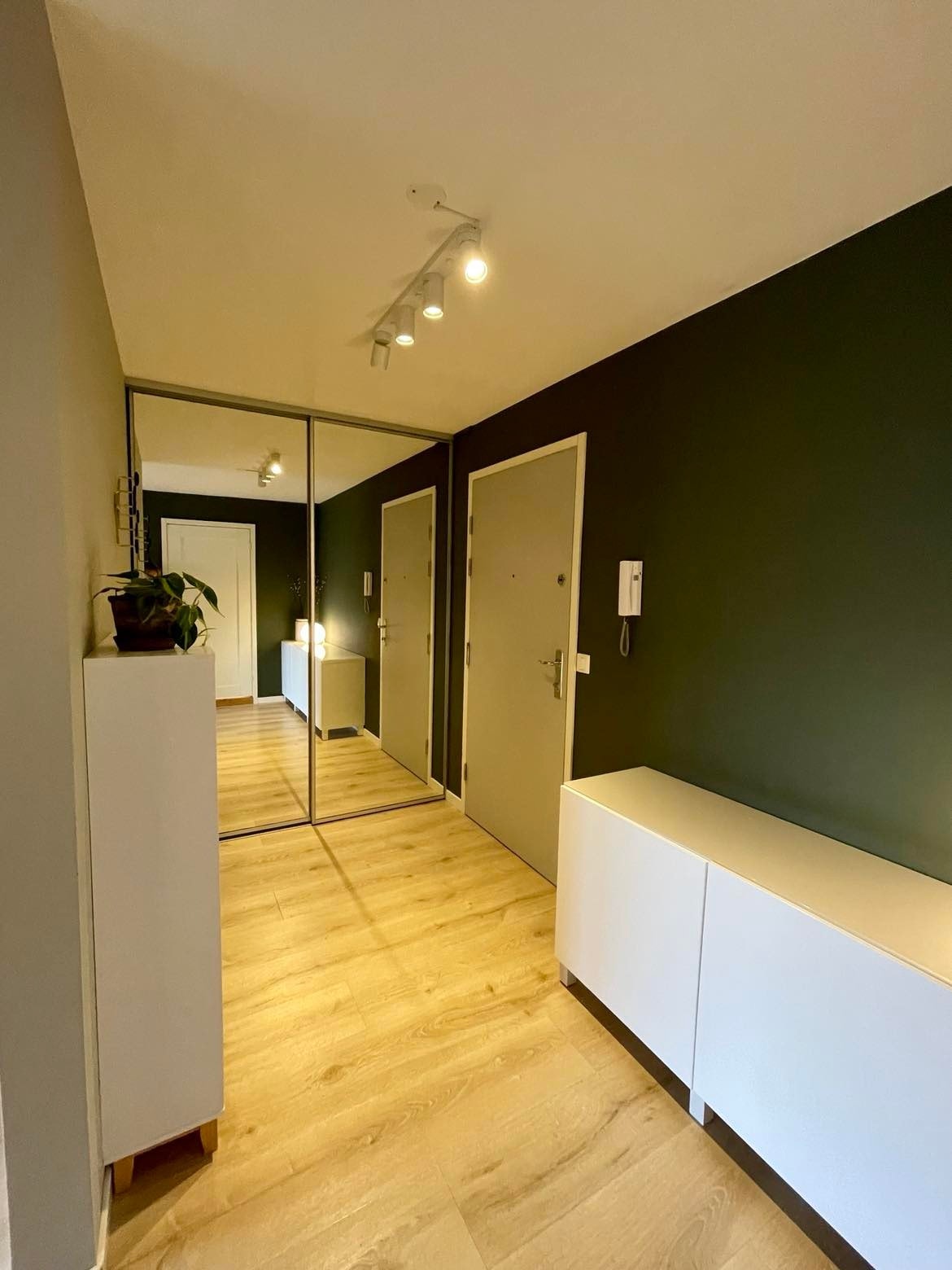 Skyvedørsgarderoben med speil (tidligere innvending bod) er svært romslig, og kan brukes til oppbevaring av sko, yttertøy, støvsuger, strykebrett, tørkestativ m.m. Galleribilde