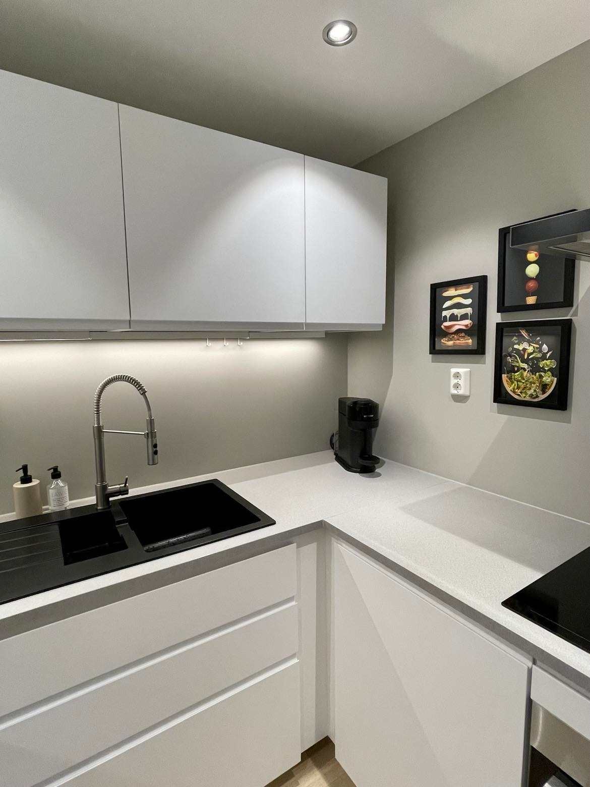 Integrert i kjøkkeninnredningen er induksjonstopp, steveovn og oppvaskmaskin Galleribilde