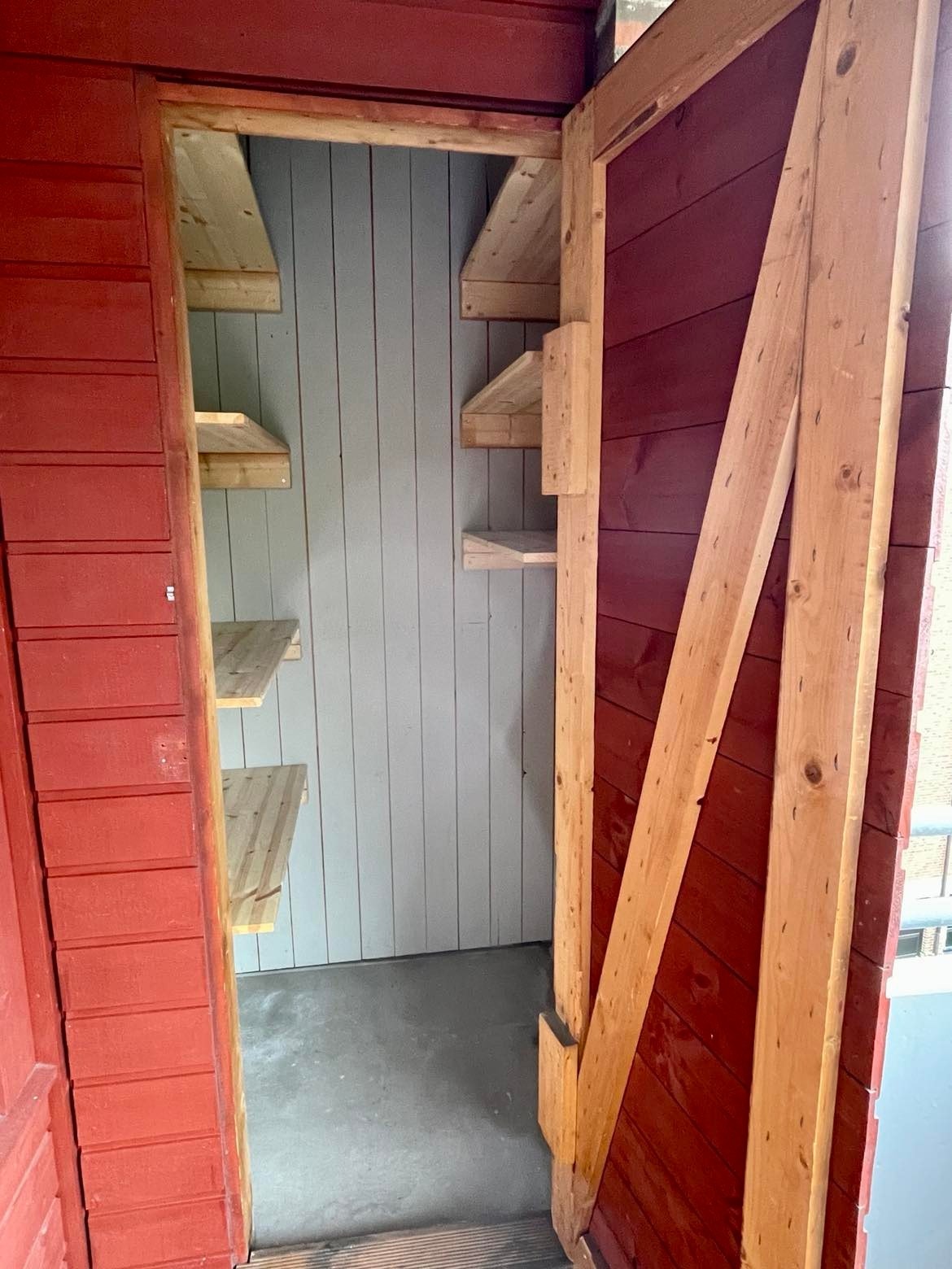 Romslig og praktisk utebod på ca. 2 m2 på balkongen. I tillegg følger stor loftsbod på ca. 8 m2 med leien Galleribilde