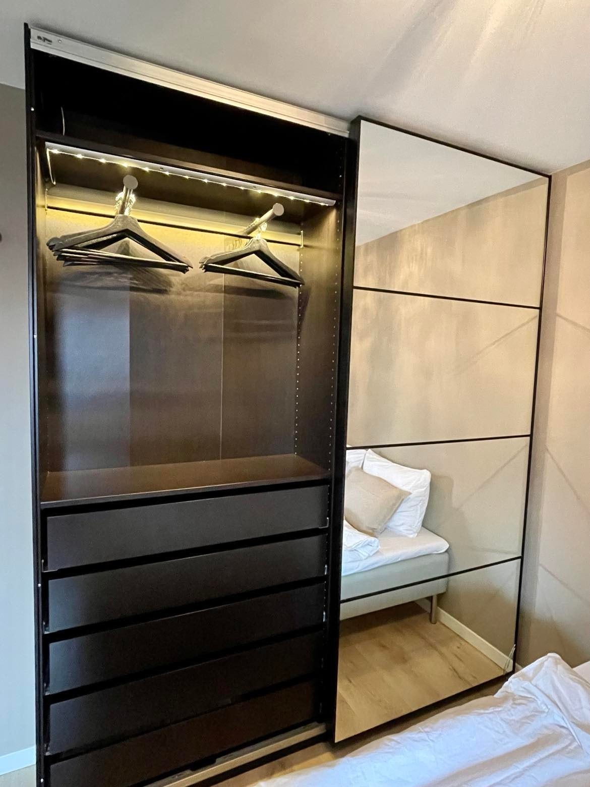 Godt med oppbevaringsplass på soverom og i gang. Galleribilde