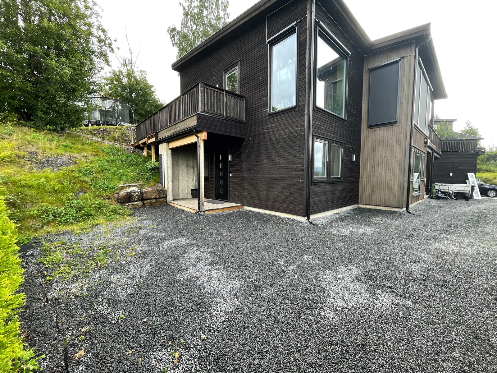 Uteområde med parkering Galleribilde