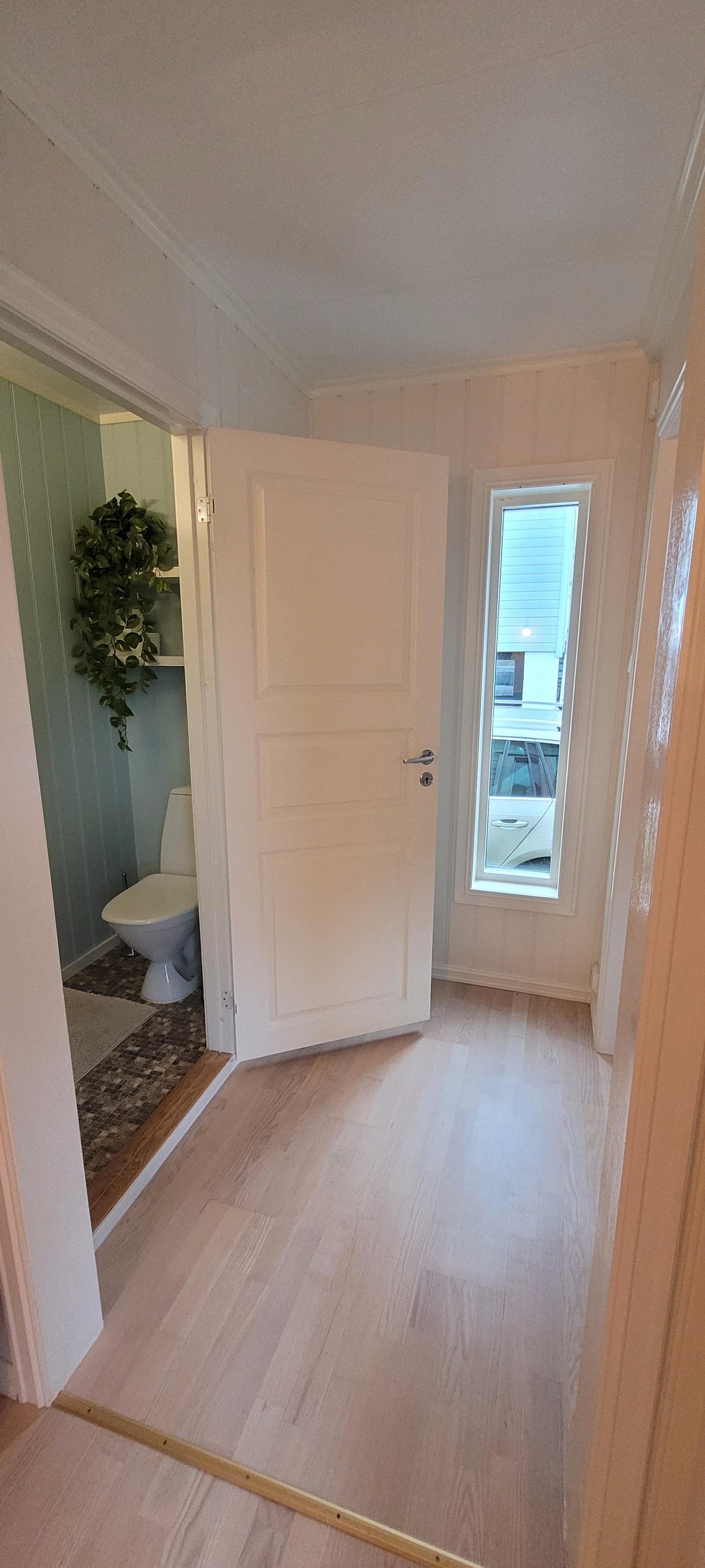 Huset kommer med toalett i både 1. etasje og underetasje. Toalettet er utstyrt med gulvvarme. Galleribilde