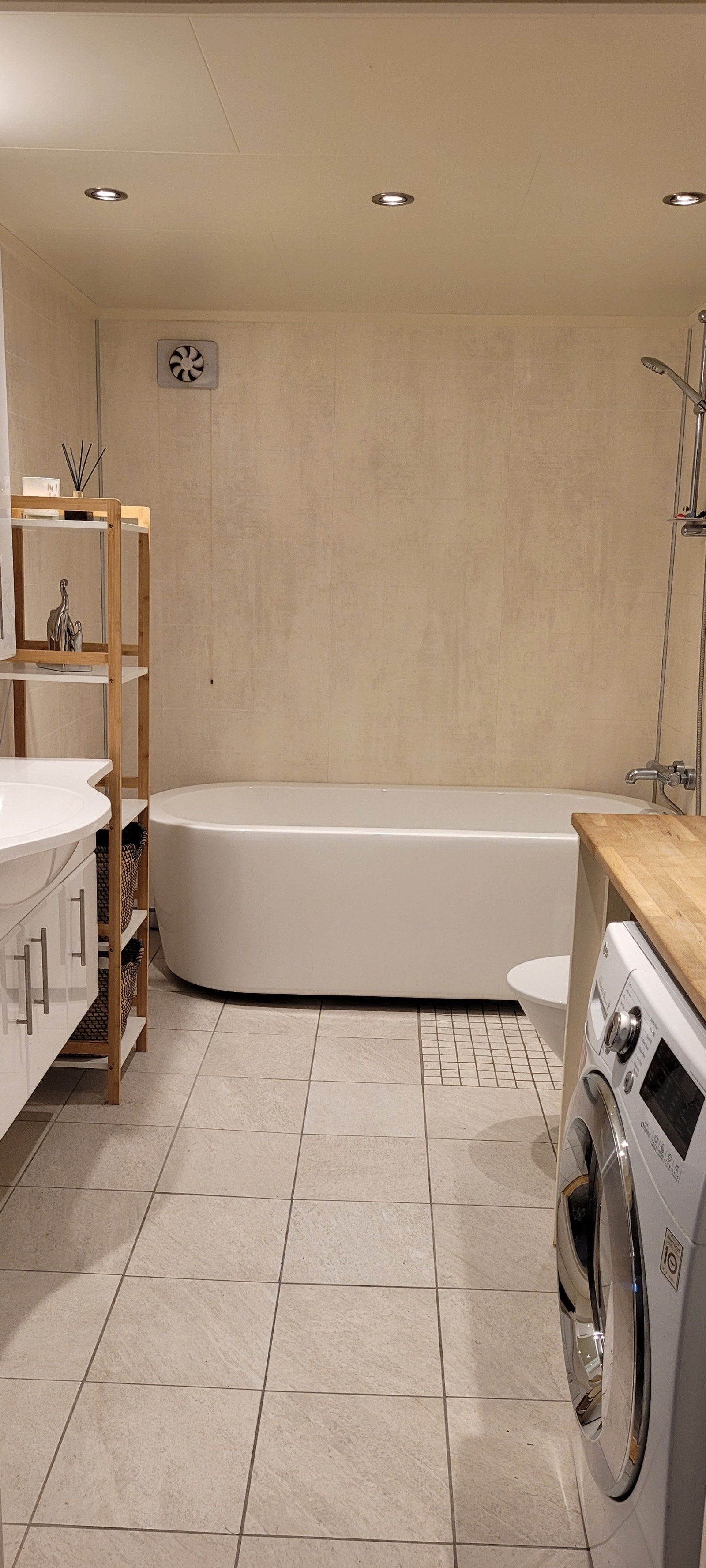 I underetasjen finner man boligens bad. Galleribilde