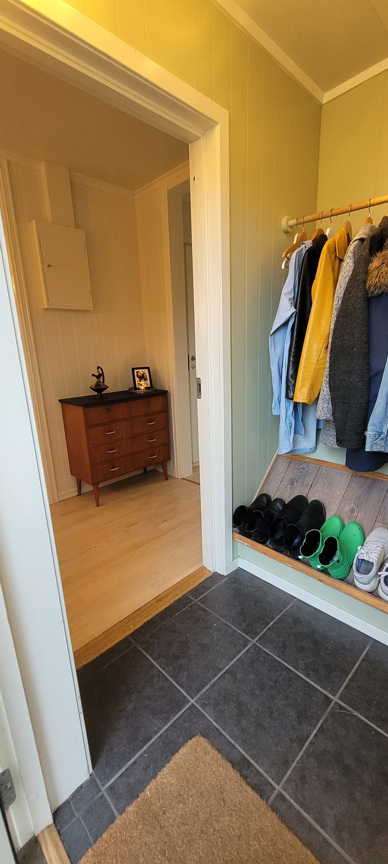 Boligen som ble renovert i årene 2013-2015 har en familievennlig planløsning over 2 plan. Entréen har gulvvarme. Galleribilde