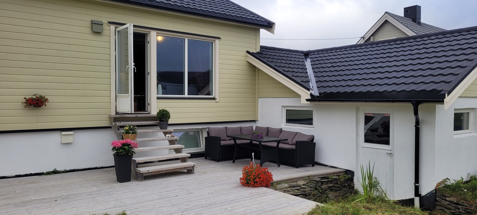 Terrassen har gode solforhold og en lun krok hvor man kan nyte godt av solrike dager. Galleribilde