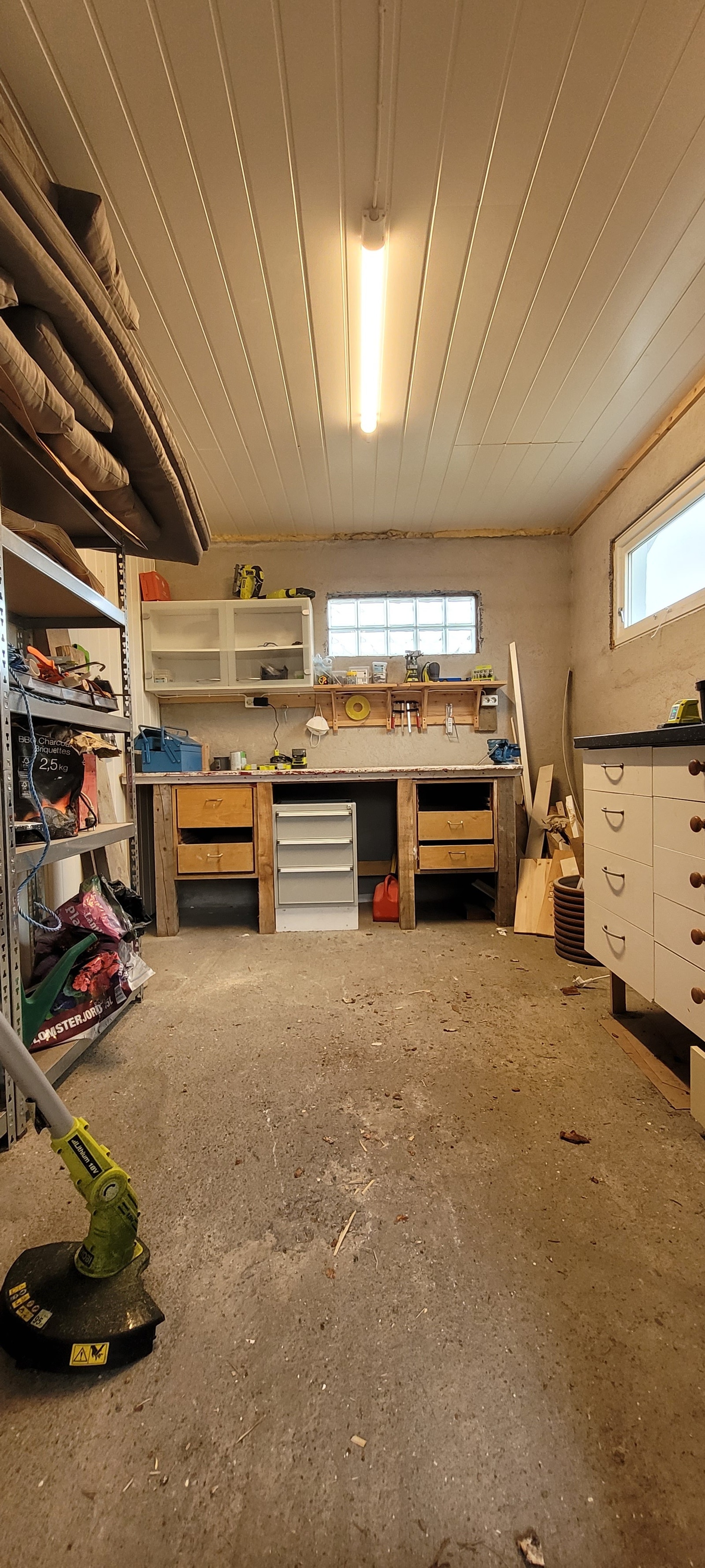 I garasjen er det et hobbyrom/verksted med mer plass til lagring om ønskelig. Dette rommet er isolert og utstyrt med panelovn slik at det kan brukes året rundt. Galleribilde