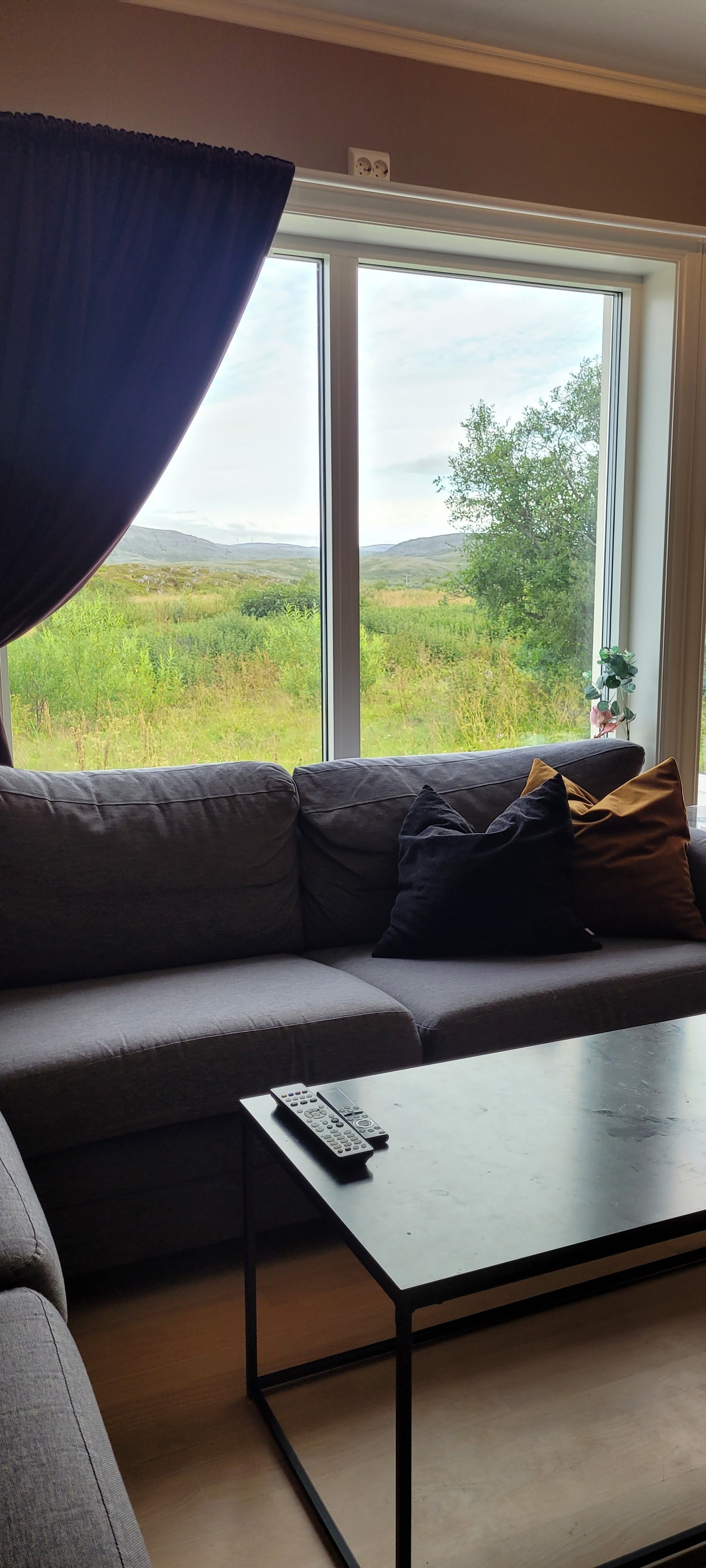 fra stuen er det vakker utsikt over den arktiske naturen. Galleribilde