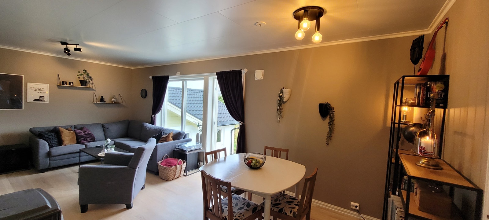 Videre innover fra entréen kommer man til stuen... Galleribilde