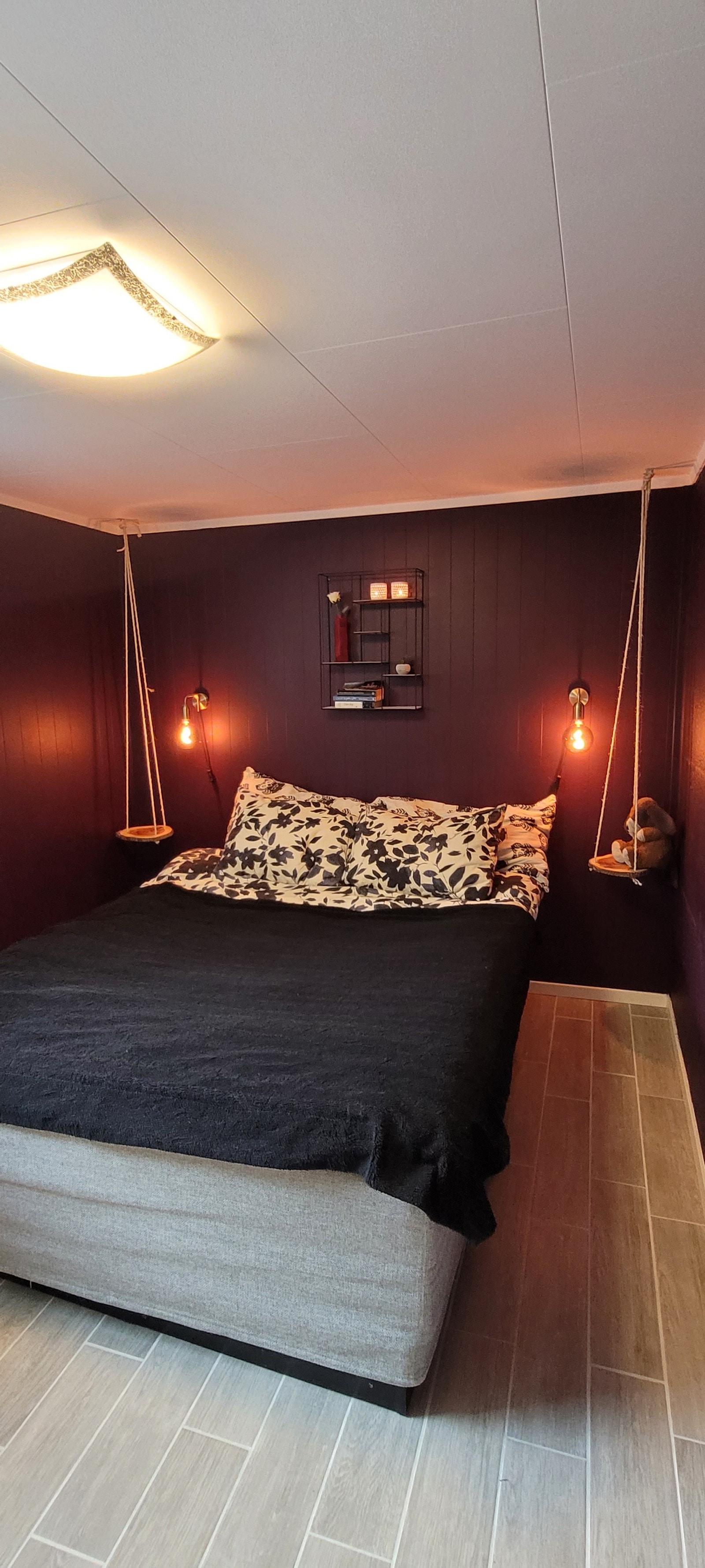 Fra kjellerstuen kommer man inn til hovedsoverommet. Galleribilde