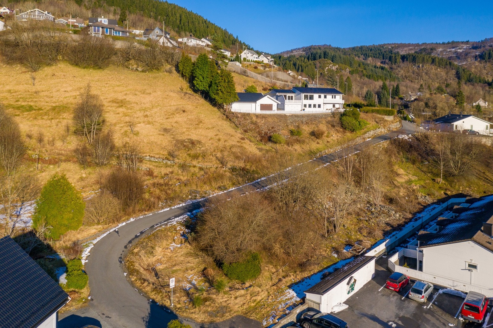 Boligene for fri beliggenhet i skrånende terreng Galleribilde