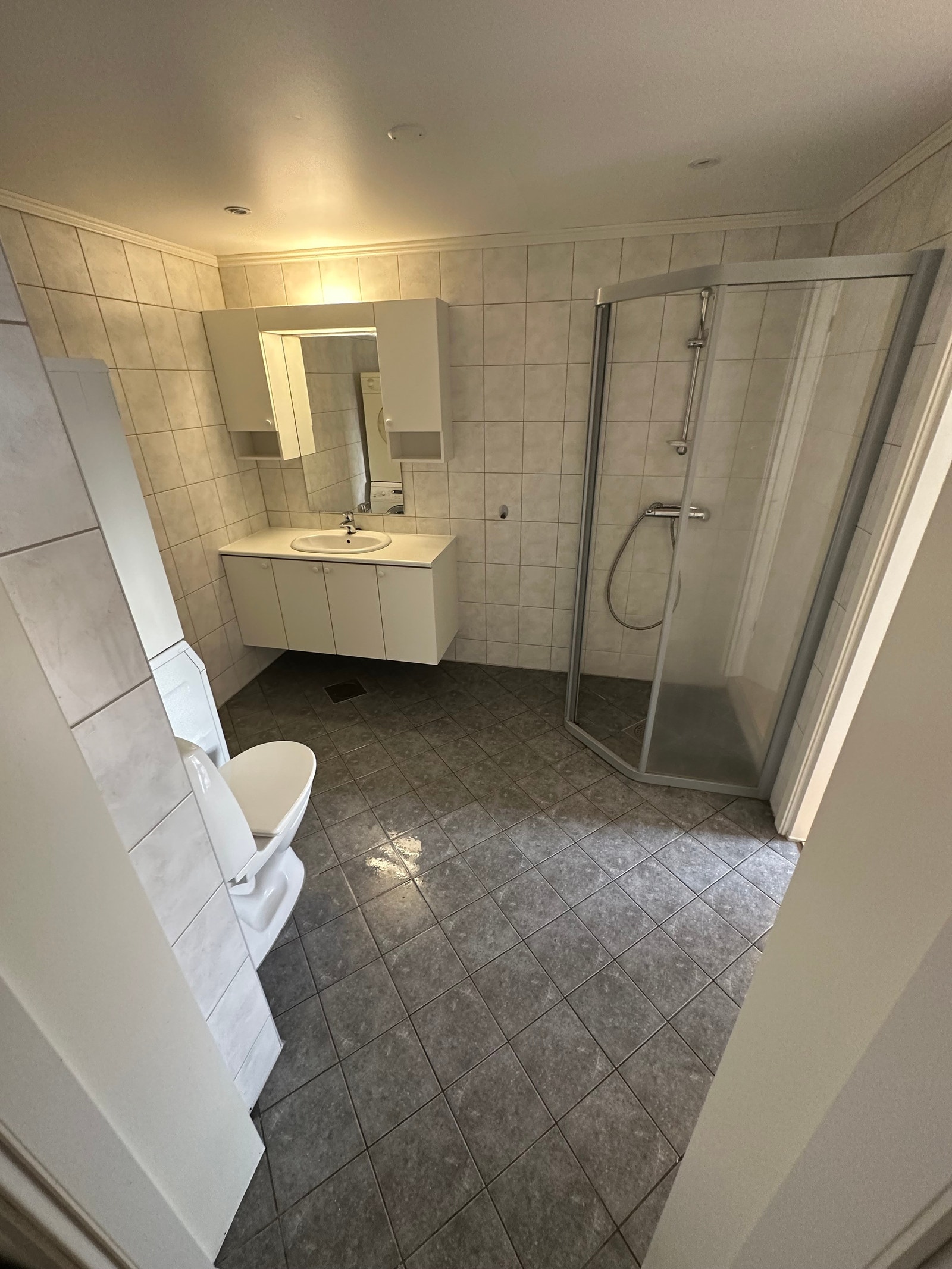 Stort flislagt bad med varmekabler Galleribilde