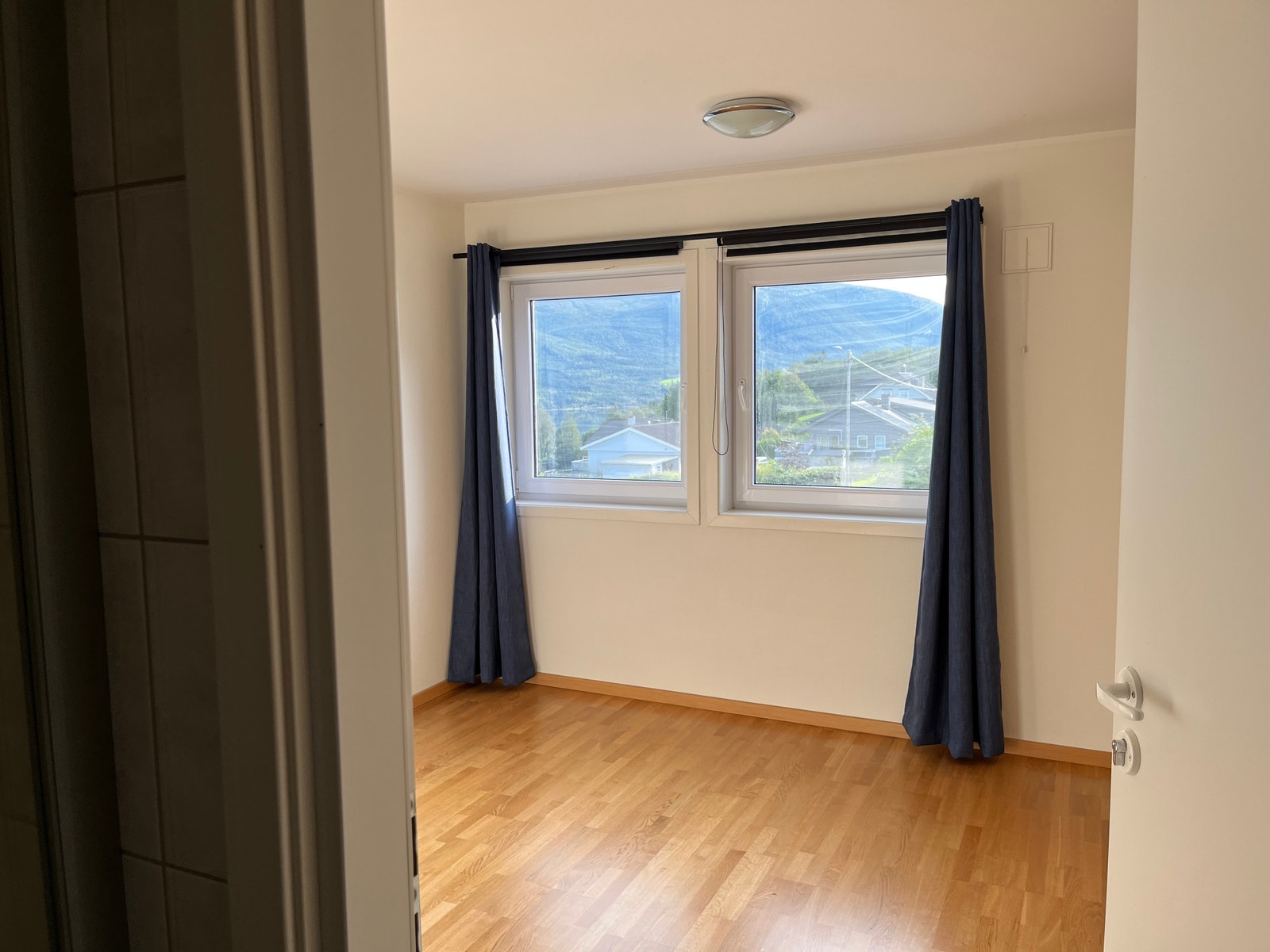 Romslig soverom. Dette er delt av til to små soverom med lettvegg. Hvert av de to soverommene har plass til enkeltseng og garderobe. Kan enkelt tilbakeføres til 1 stort soverom om ønskelig. Galleribilde
