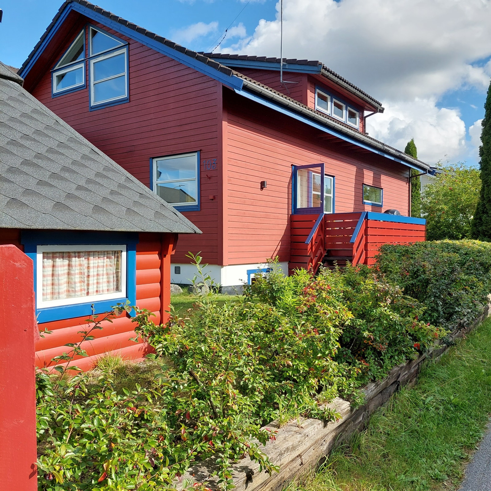 Huset og grillstuen mot vest. Terrasse ut fra kjøkkenet Galleribilde