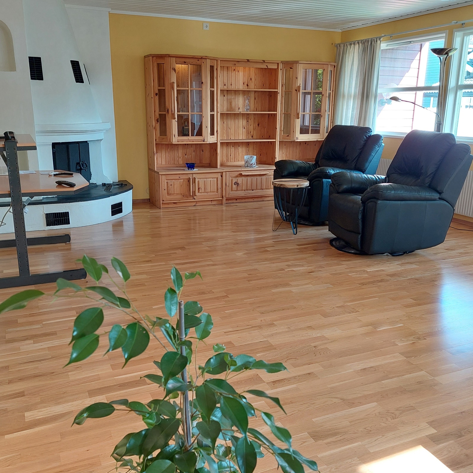 Stor stue m/peis, vakker parkett. Store vindusflater Galleribilde