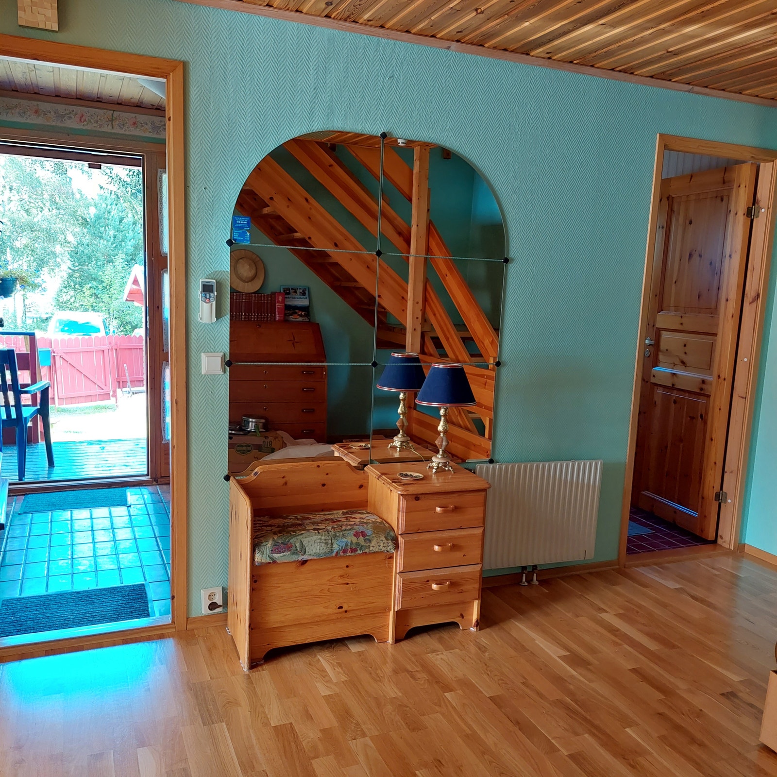 Romslig hall med varmepumpe og trapp til 2.etasje (sees ikke på bildet) Galleribilde