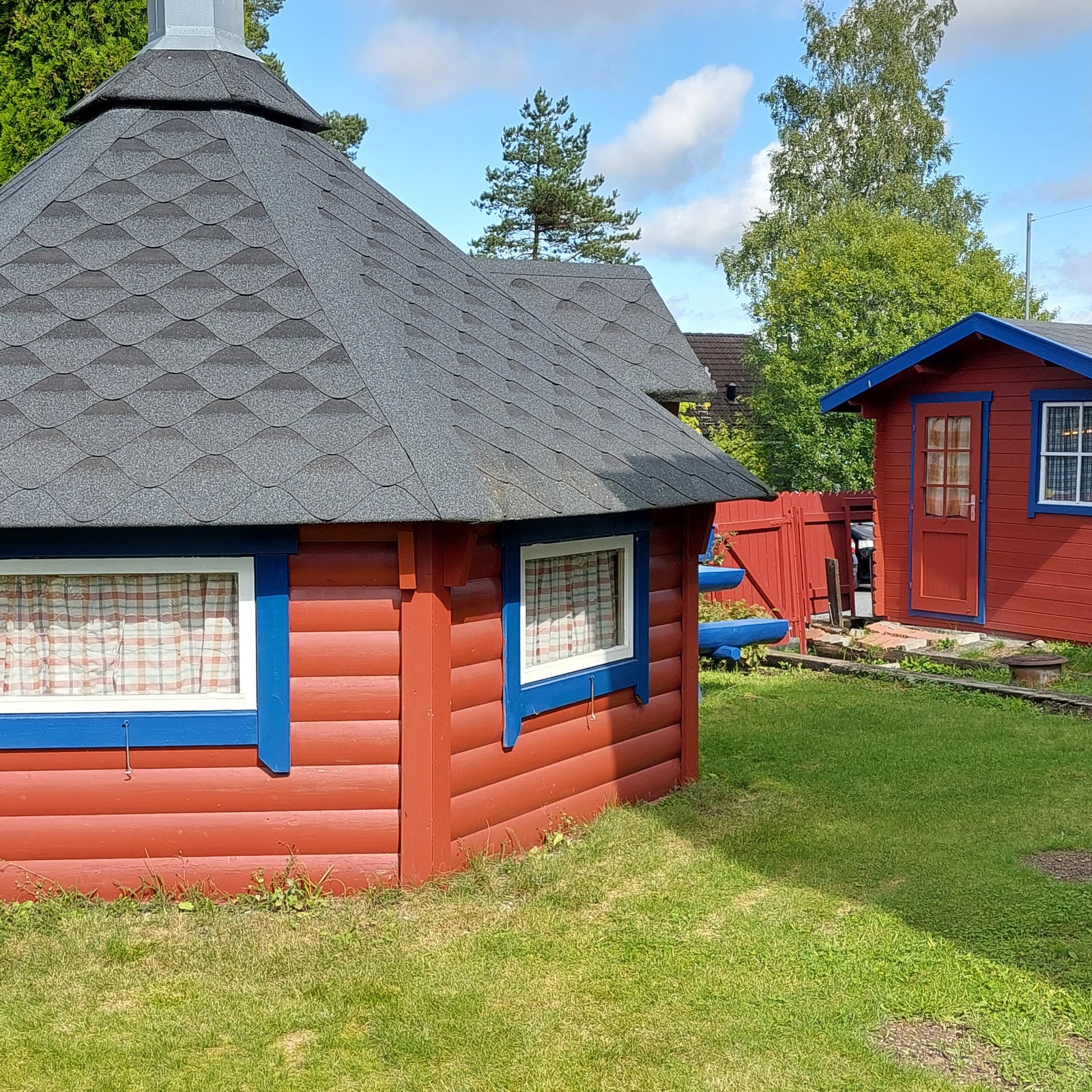 Grillstue, vedbod og spiseplass på det koselige tunet Galleribilde