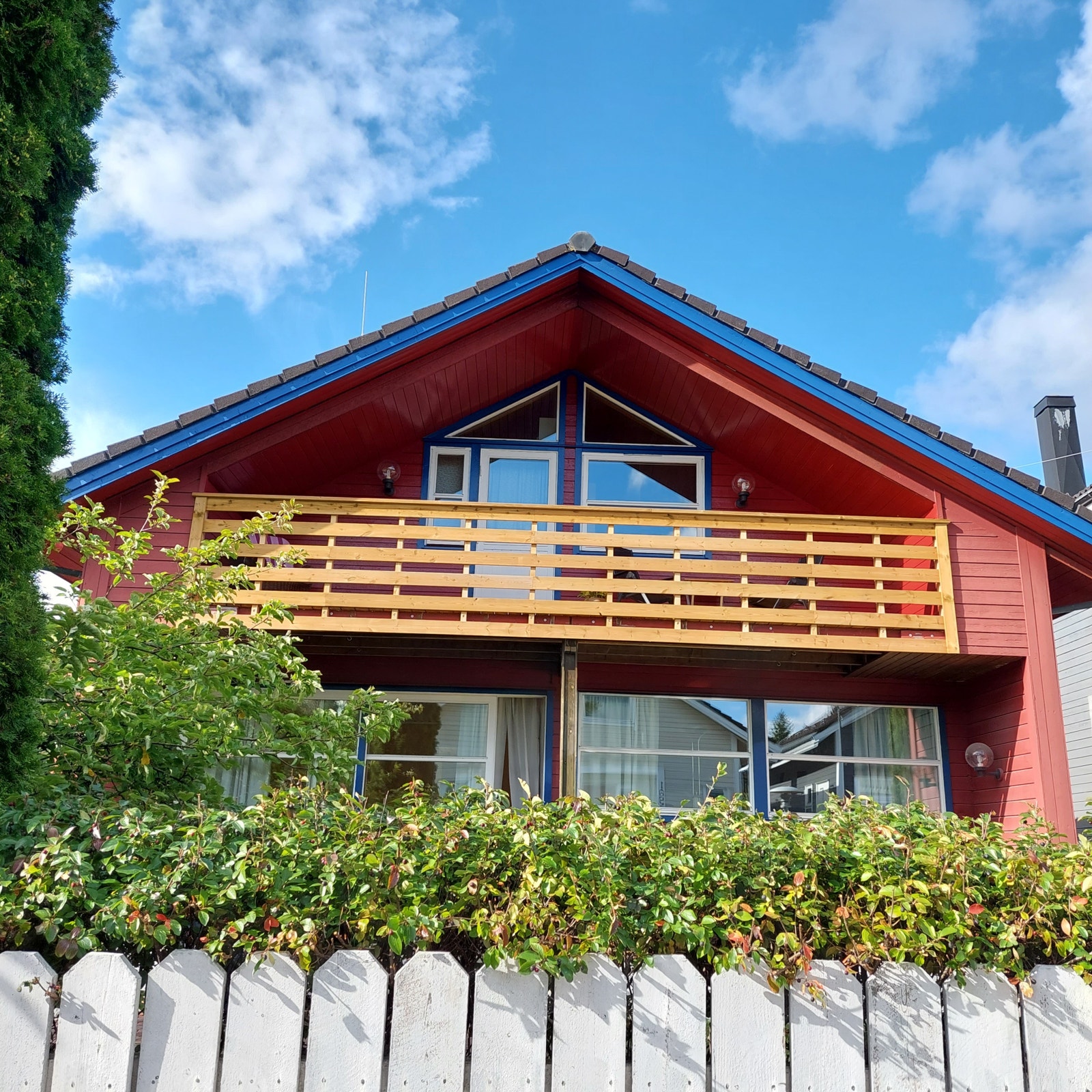 Olasrudveien 103 med nyoppført terrasse i 2.etg med utgang fra master soverom Galleribilde