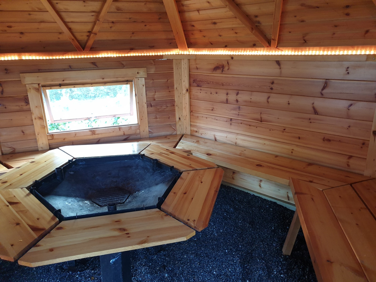 Grillstuen hagen, lunt inne når det regner eller barna kan ha lekestue her. Nedsenkbart røyk avtrekk (sees ikke på bildet) Galleribilde