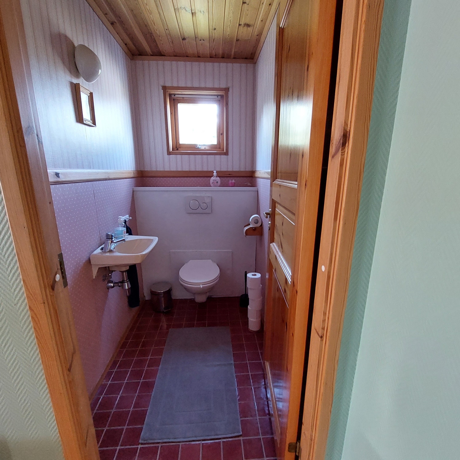 Gjestetoalett, moderne vegghengt, i 1.etasje Galleribilde