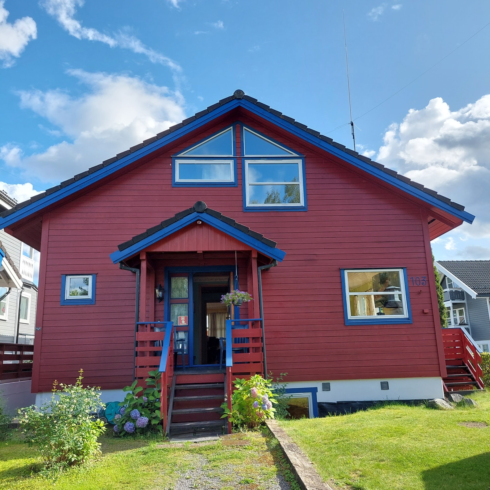 Huset med inngang og del av hage vendt mot nord Galleribilde