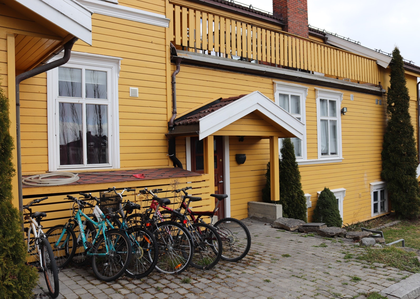 Nabo til Høyskolen Galleribilde