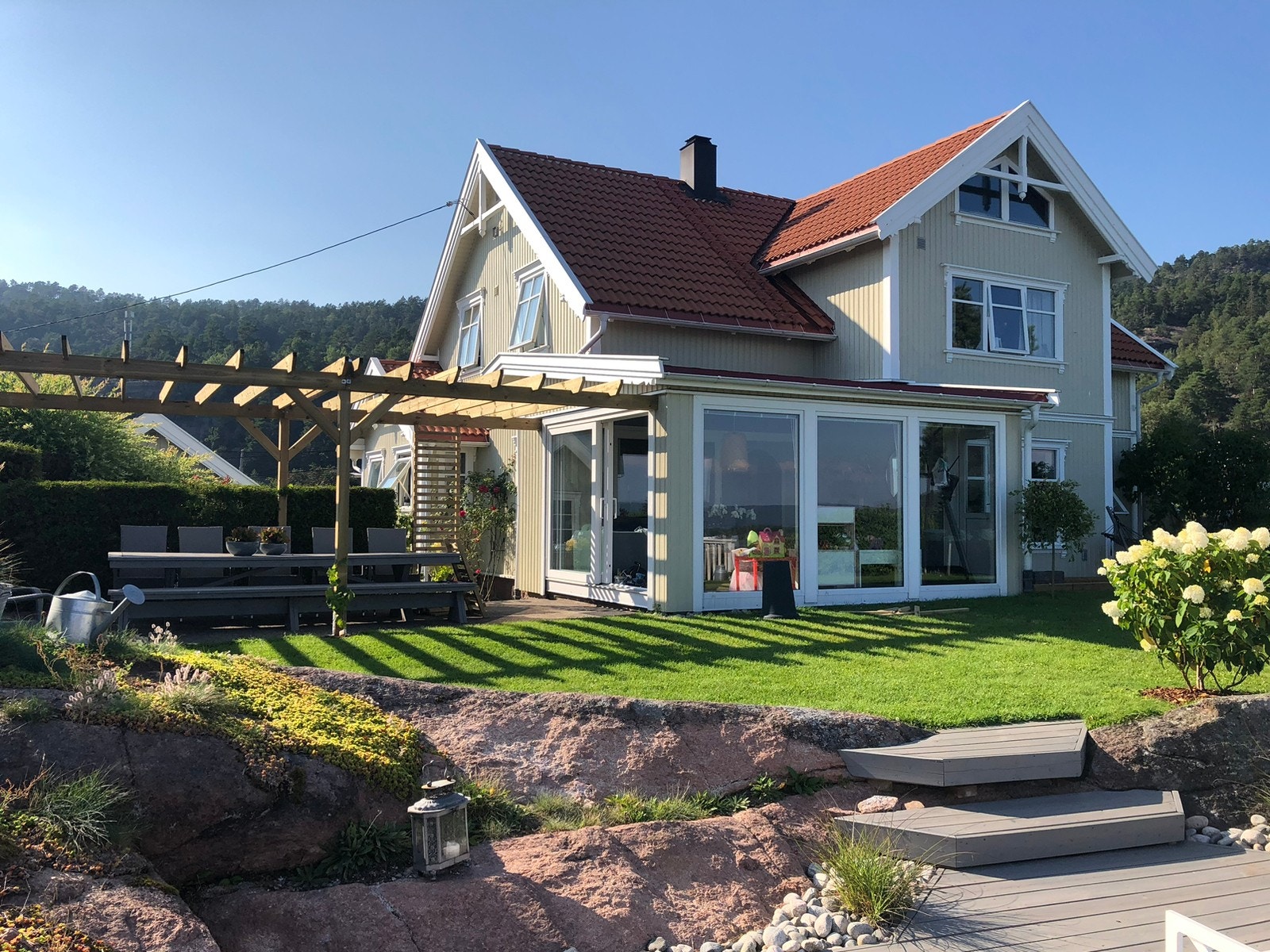 Leiligheten befinner seg i andre etasje. Stue i front, egen inngang på høyre side. Galleribilde