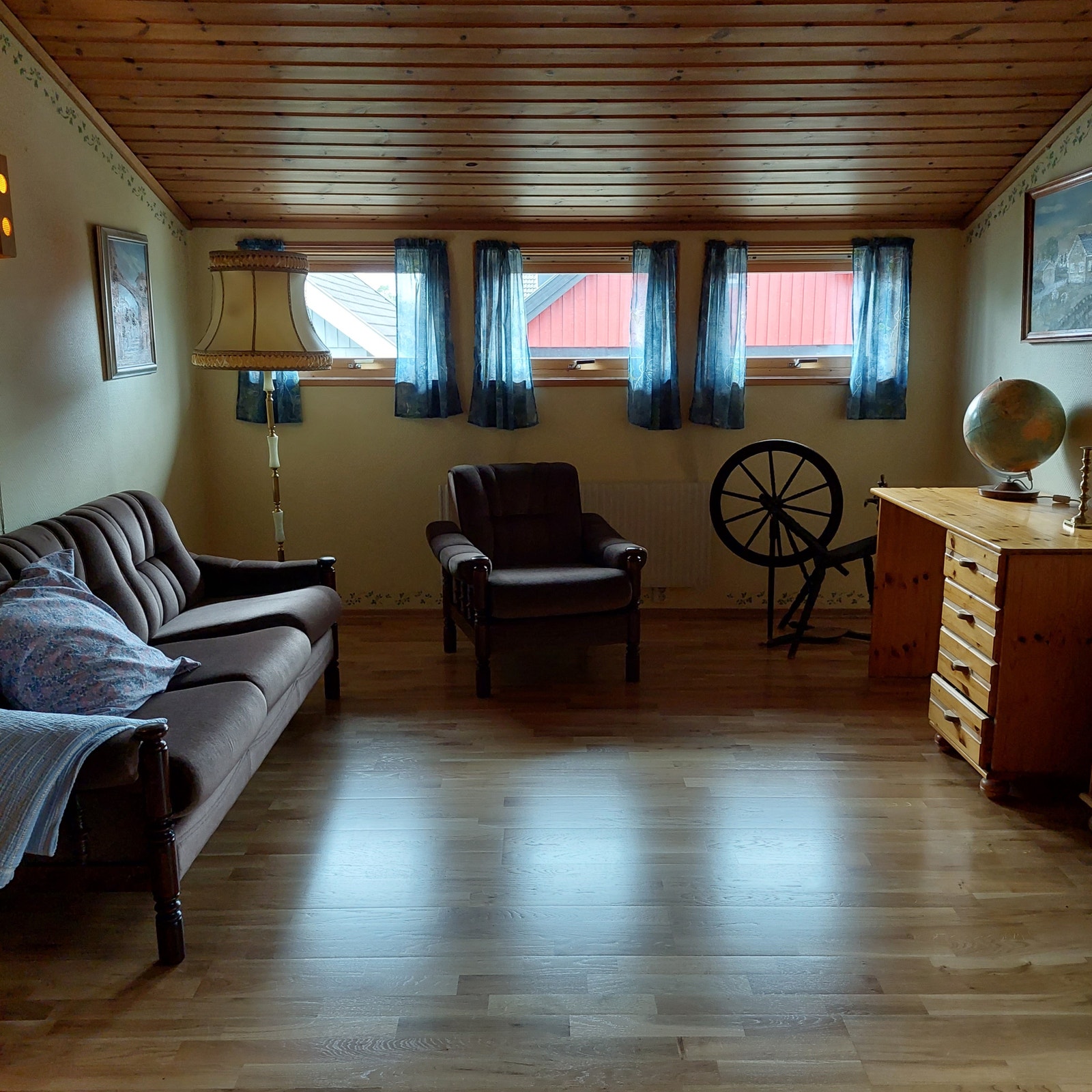 Loftstue innbyr til avslappning, TV stue. Ny parkett Galleribilde