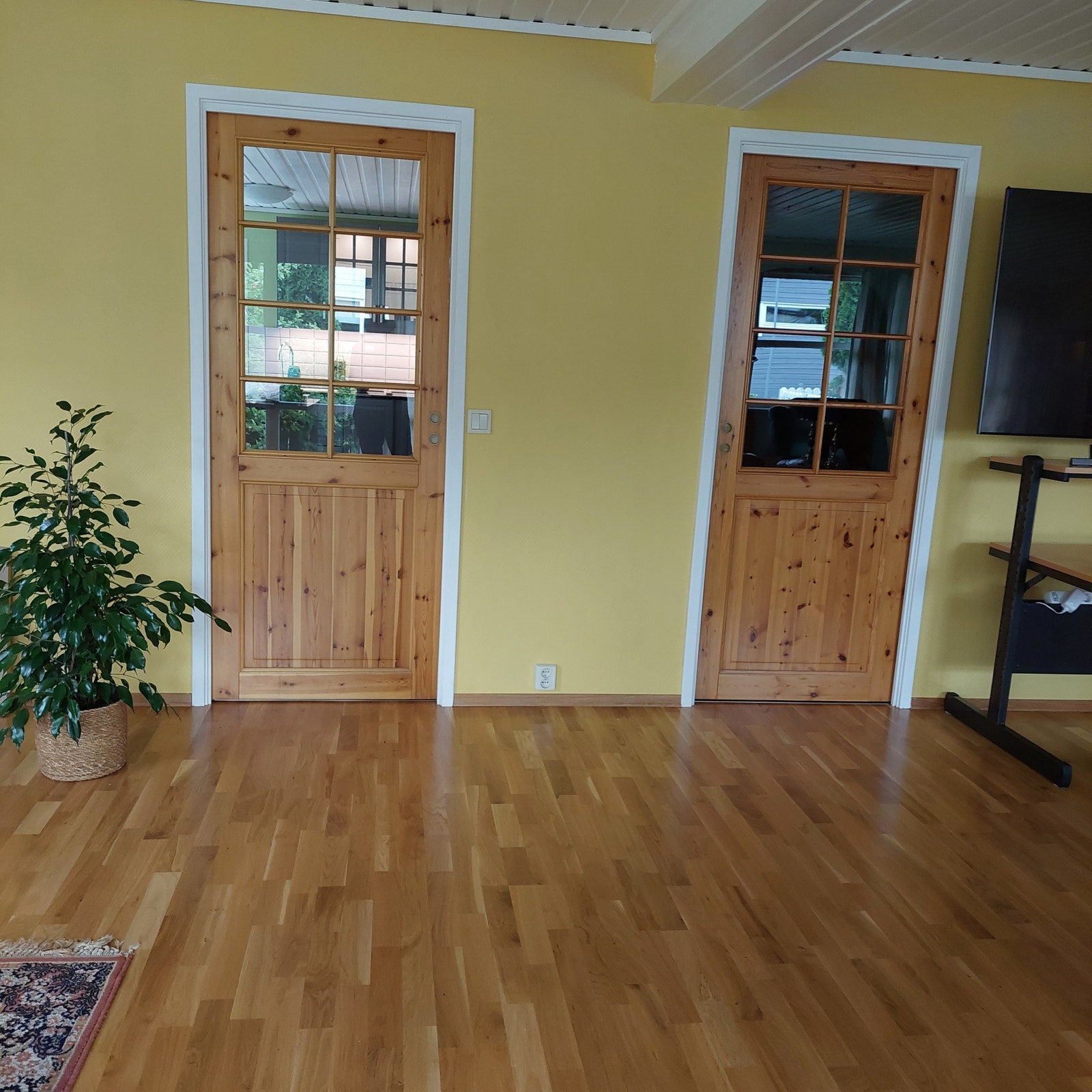 Hovedstuen har pene glass skyvedører mot kjøkken og hall Galleribilde