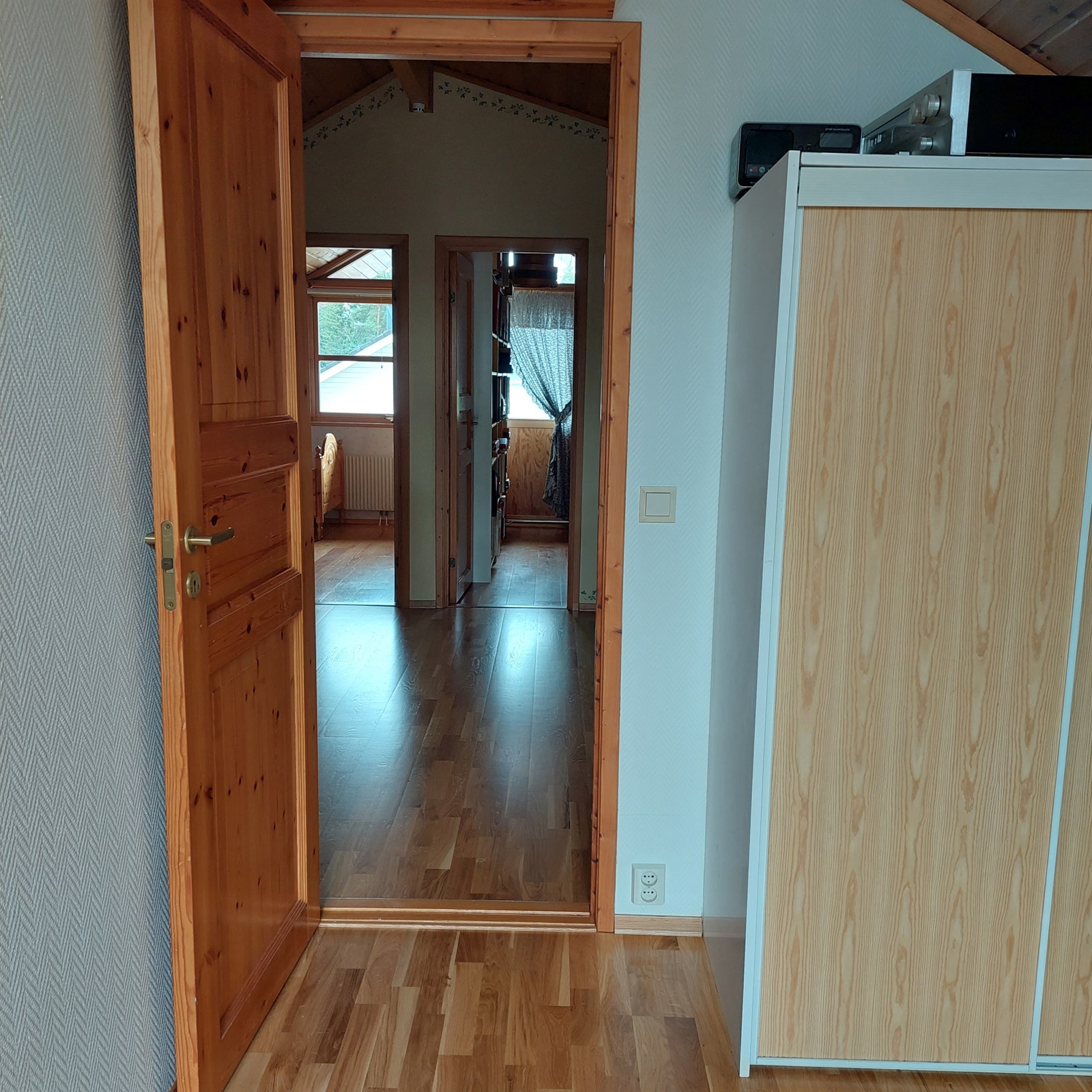 Bildet tatt fra Sov 3 ut mot loftstue, Sov1 og Sov2 (alle soverom har to garderobeskap) Galleribilde