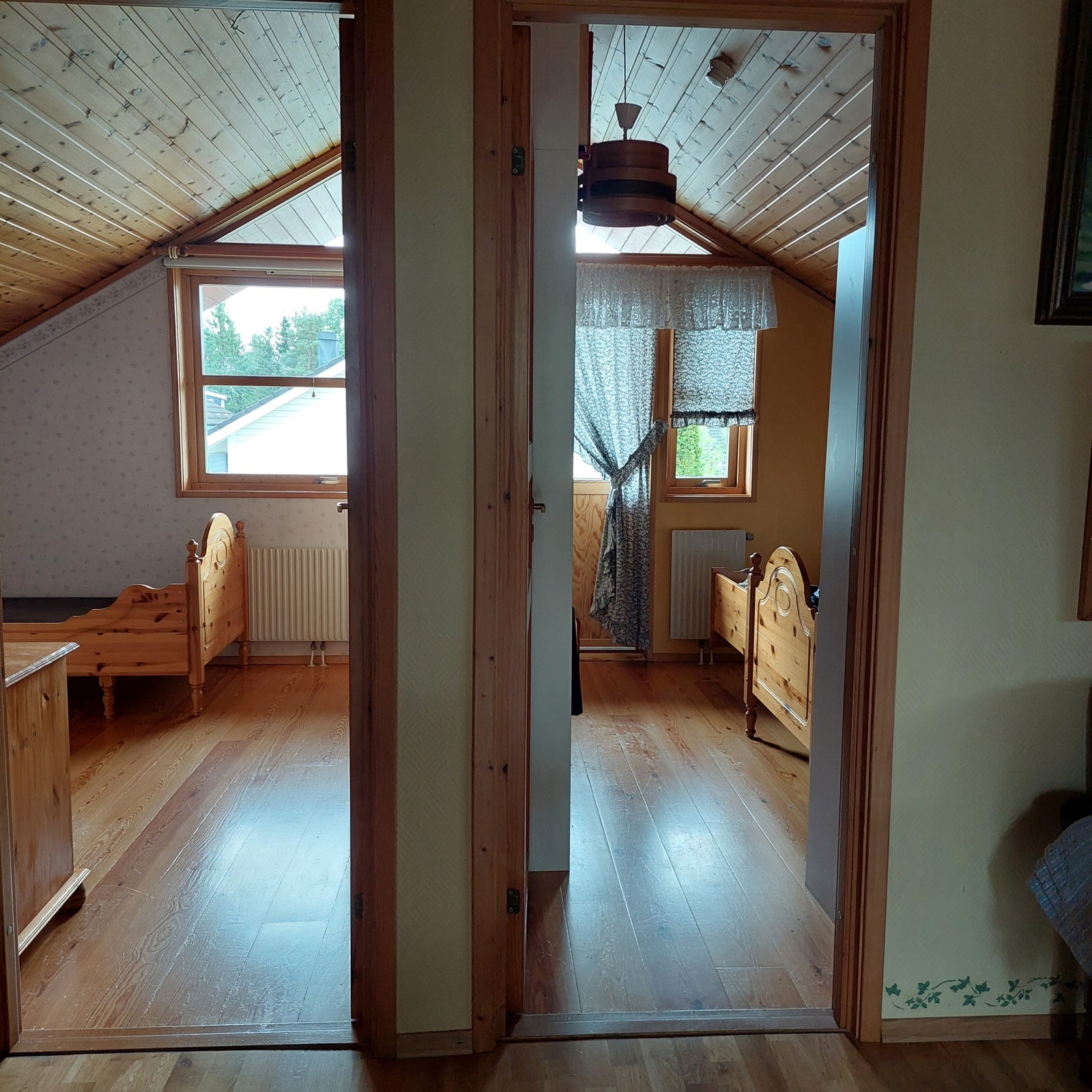 Bilde tatt fra loftstue mot Sov1 og Sov2. Sov 1 har utgang mot terrasse. Ypperlig å våkne mot soloppgang ! Galleribilde