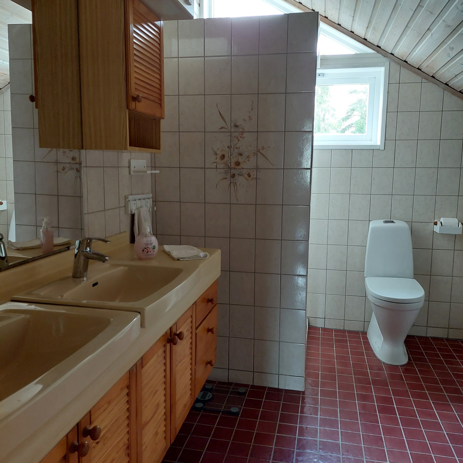 Stort bad, ca 10 kvm, dobble servanter, dusjsone og badekar (sees ikke på bildet) Galleribilde