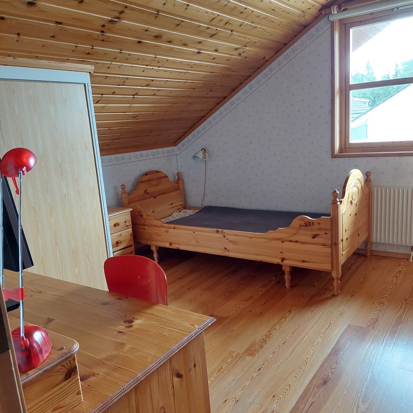 Sov 2. God plass også til skrivebord (alle soverom har to garderobeskap) Galleribilde