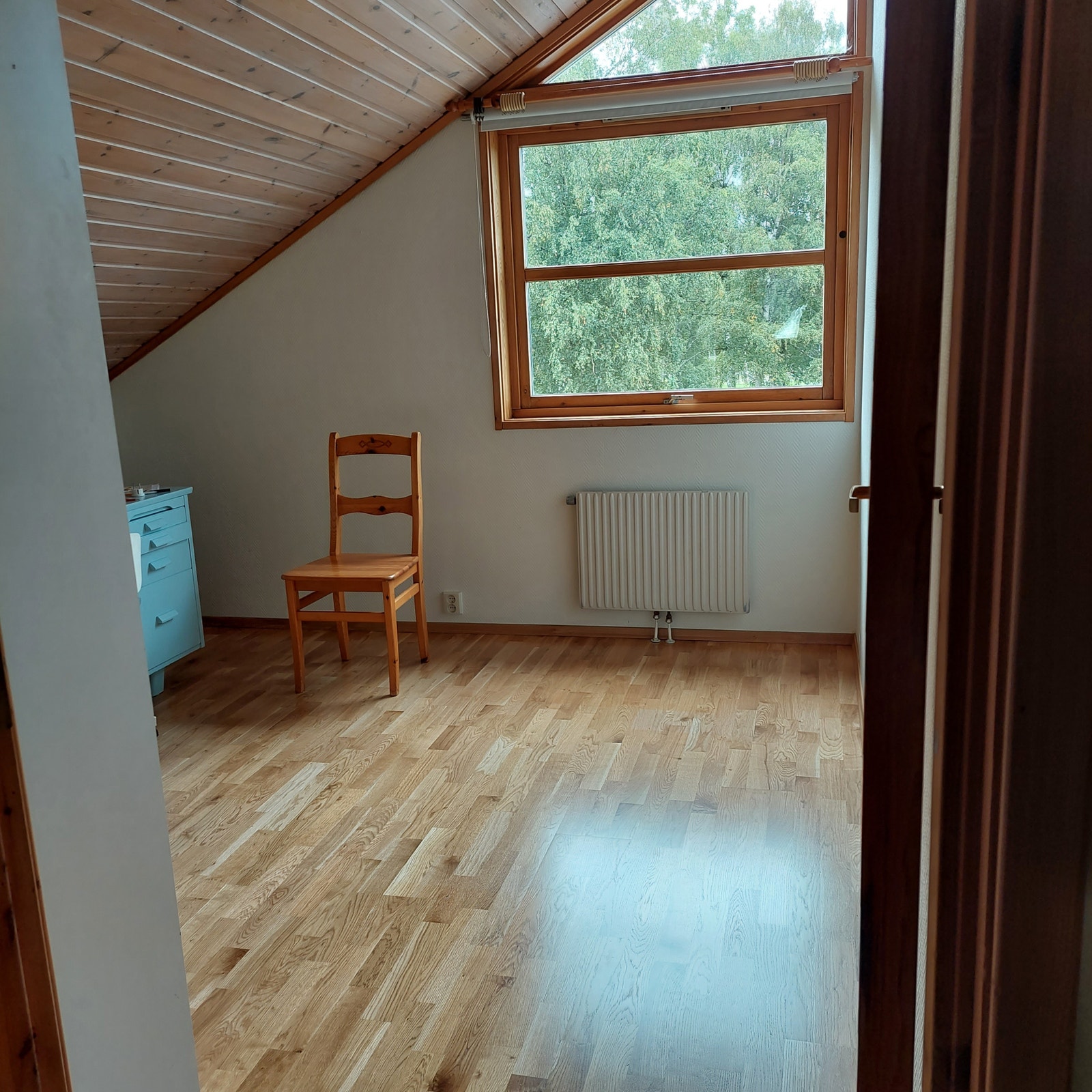 Sov 3, ny parkett. Utsikt mot grøntanlegg og lekeplass (alle soverom har to garderobeskap) Galleribilde