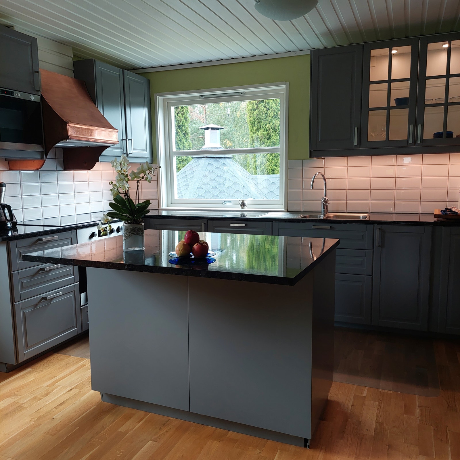 Et stort innbydende moderne kjøkket med kjøkkenøy og spiseplass Galleribilde