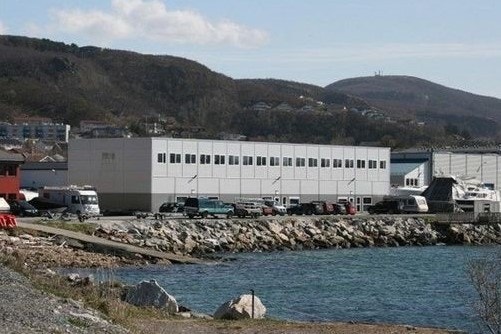 bygg sett fra burøya, med 4 parkeringsplasser forran kontorer. Galleribilde