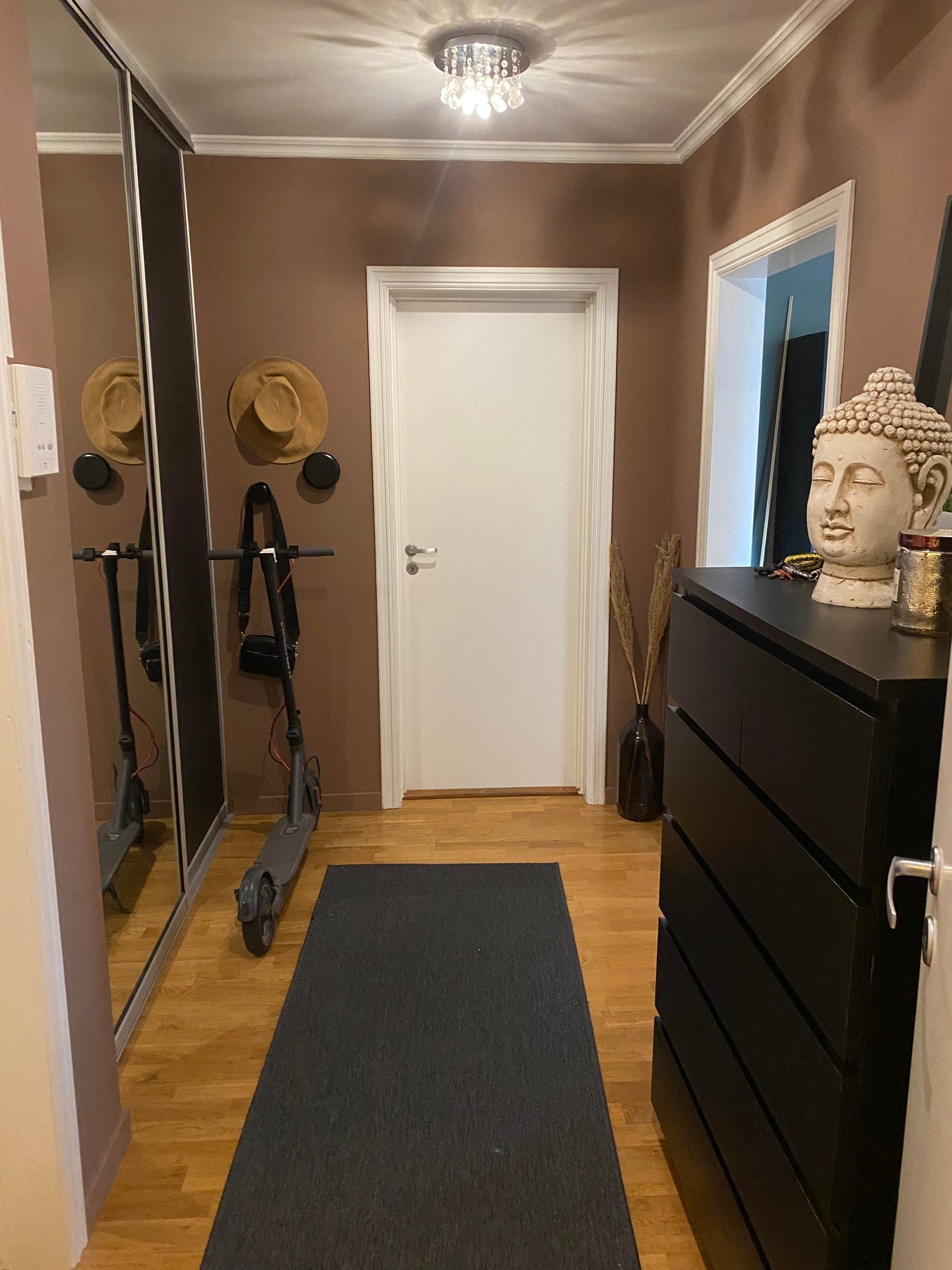 Gang med skyvedørsgarderobe Galleribilde