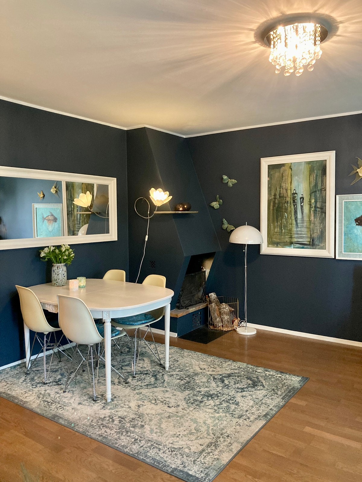 Spiseplass i stua, bord kan trekkes ut for plass til mange. De blå stolene på neste bilde er de som står i stua nå. Galleribilde