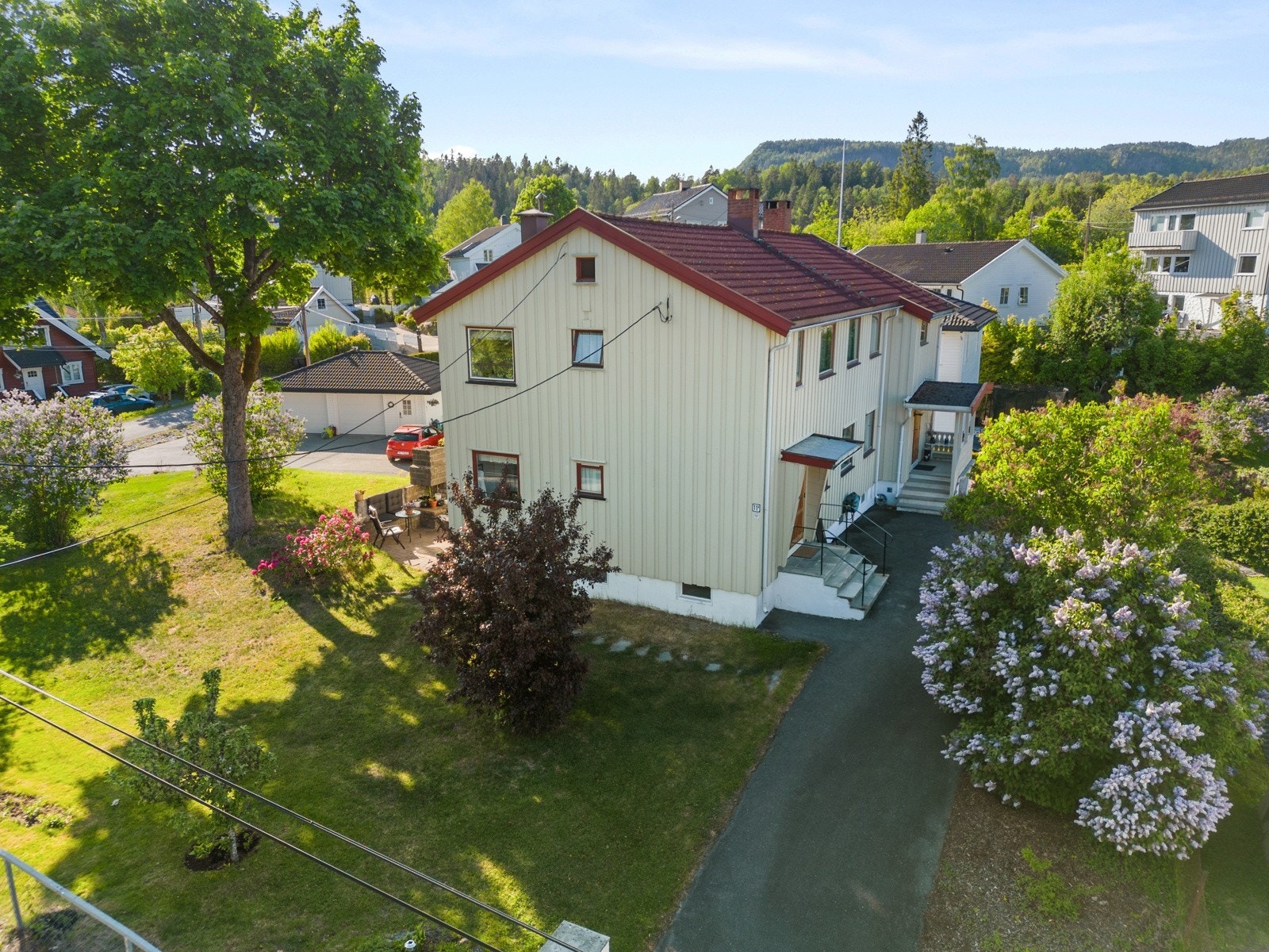 koselig hus og område - leilghet 1+2 etg borteste inngang Galleribilde