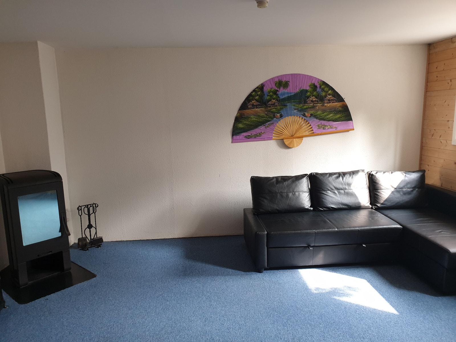 God plass i kjellerstuen med rentbrennende vedovn Galleribilde