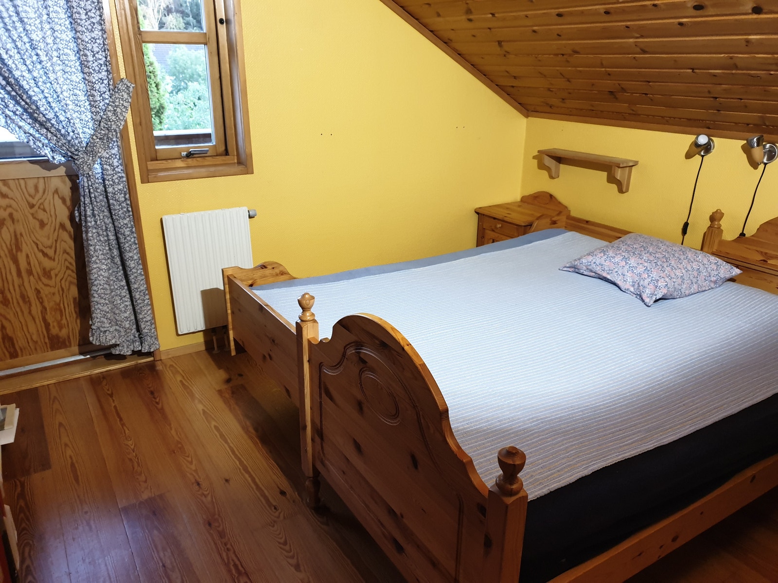 Master soverom - Sov1. Direkte utgang til soloppgang på terrassen (sydøst og syd), 2 garderober (sees ikke på bildet) Galleribilde