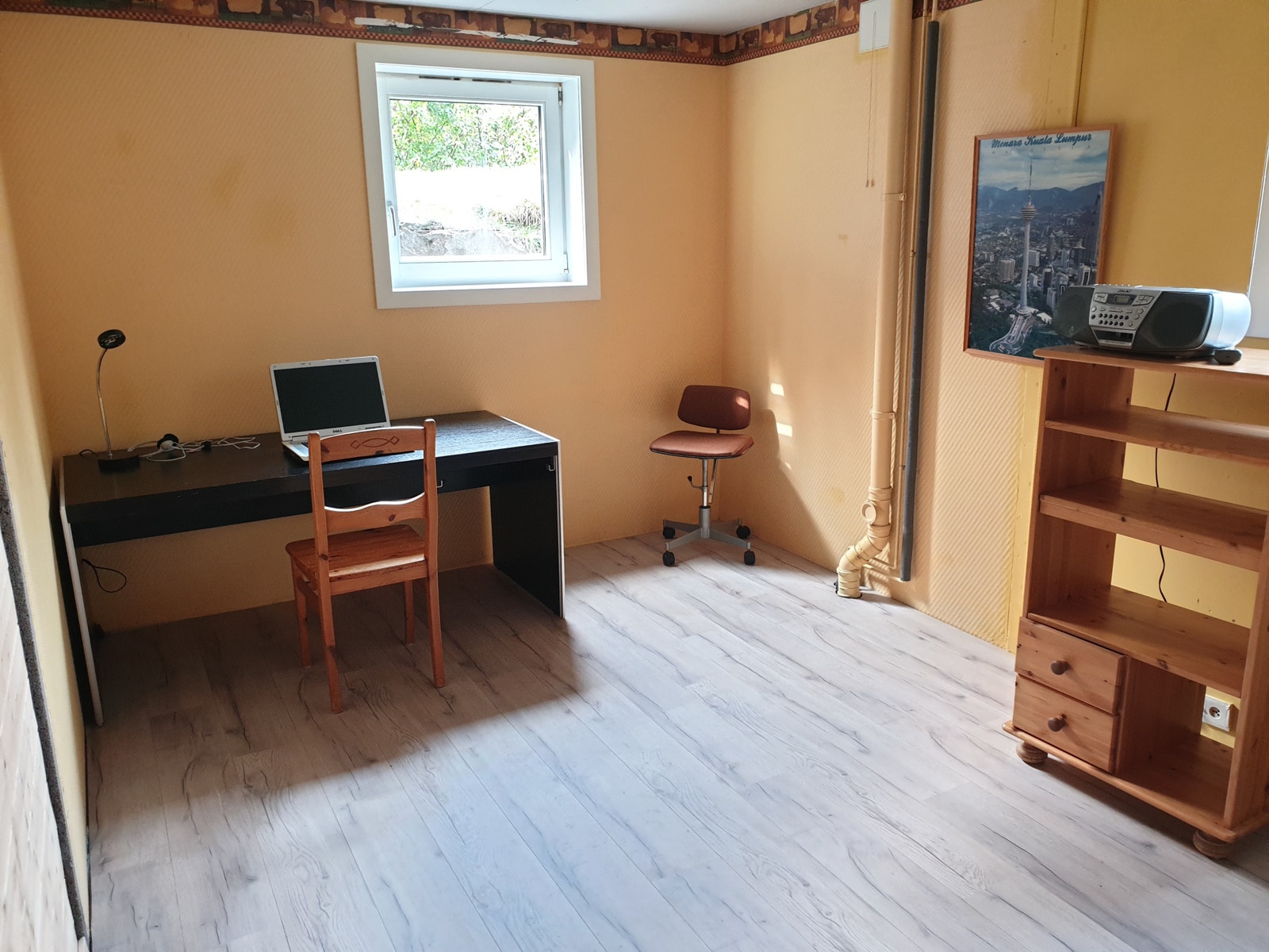 Lyst rom med 2 vinduer (ett sees på bildet). Potensial for kjøkken eller bad Galleribilde