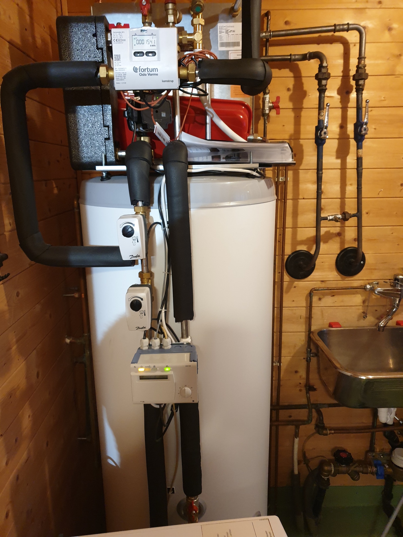 Helt ny fjernvarmeveksler/varmvannstank på teknisk rom Galleribilde