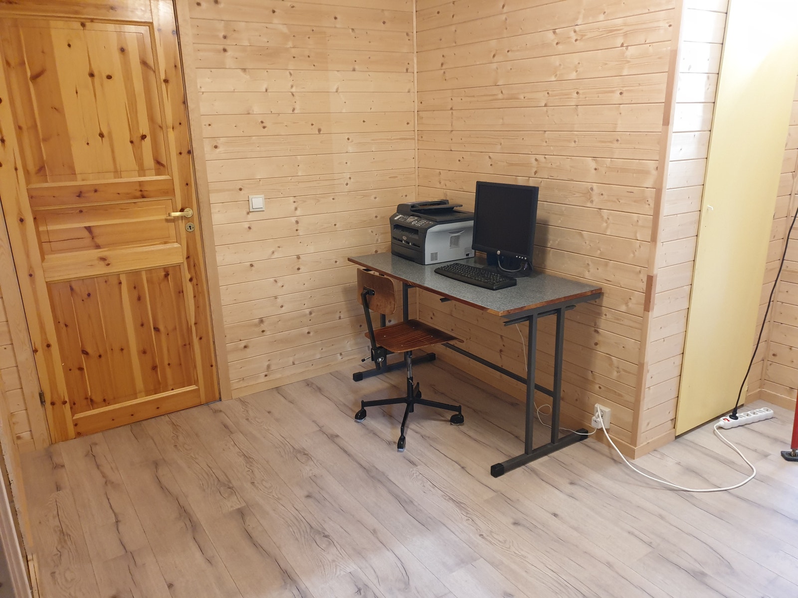 Gul dør viser inn til trapperom, beholdt som på orginaltegninger Galleribilde