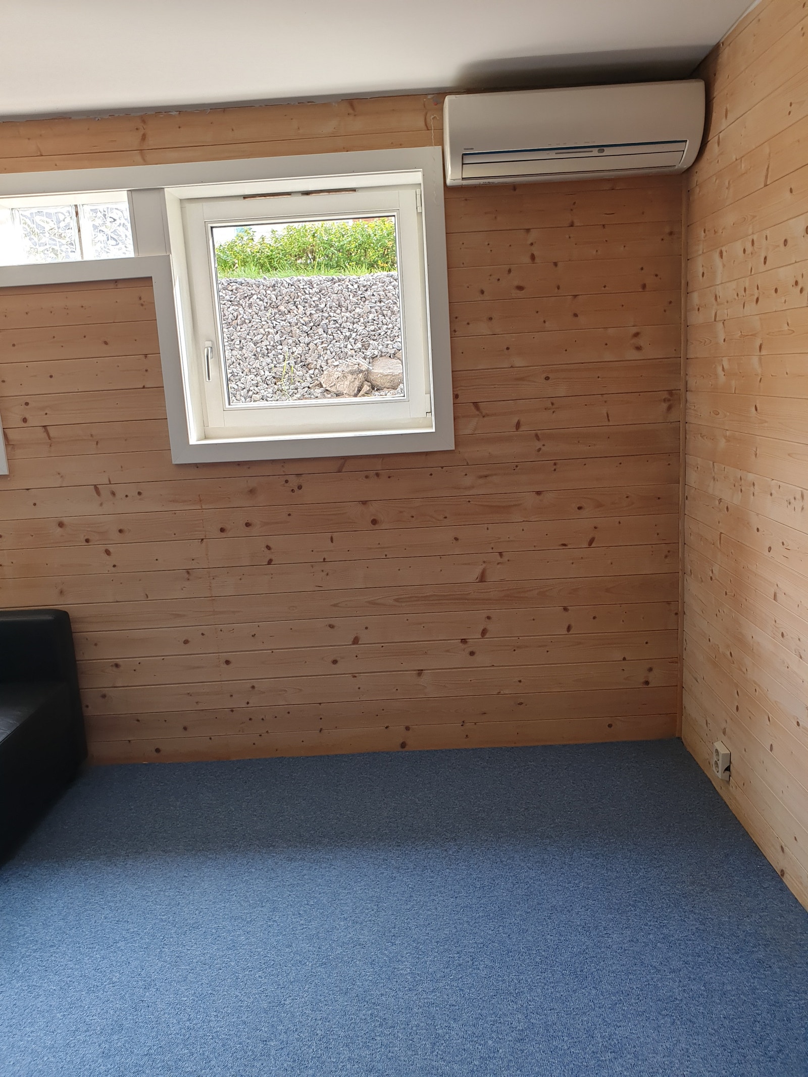 Kjellerstuen har også egen varmepumpe og mye lys fra 2 vinduer Galleribilde