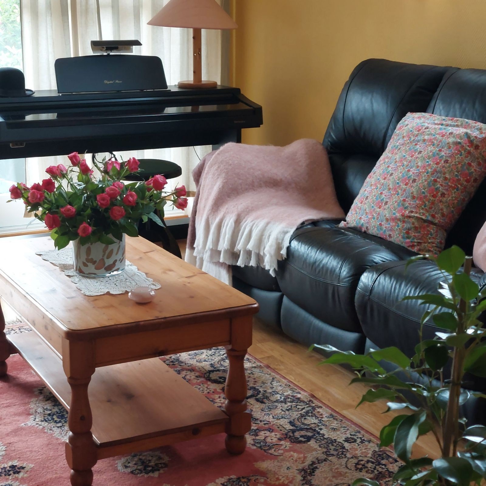 Avslapping i stuen med pianospill Galleribilde