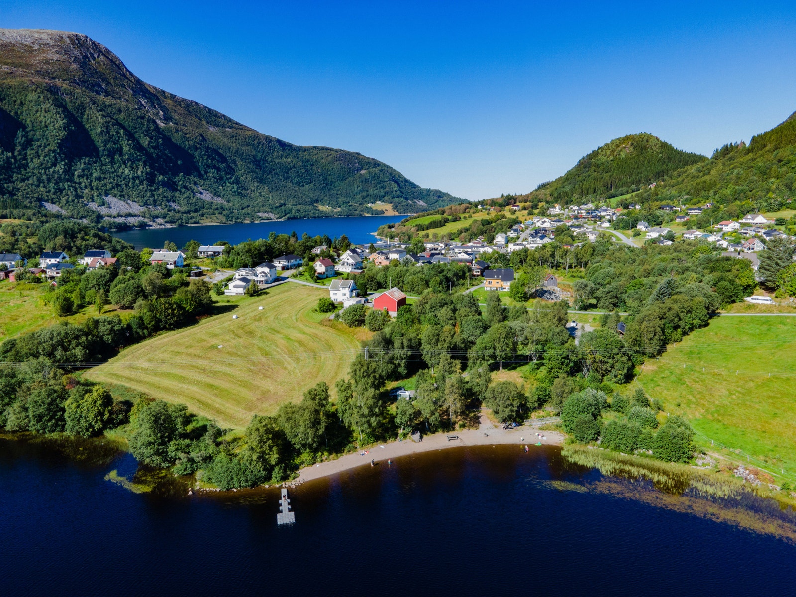 Berre nokre få hundre meter unna ligg Gurinesbukta, eit nydeleg friluftsområde og ein populær badeplass Galleribilde